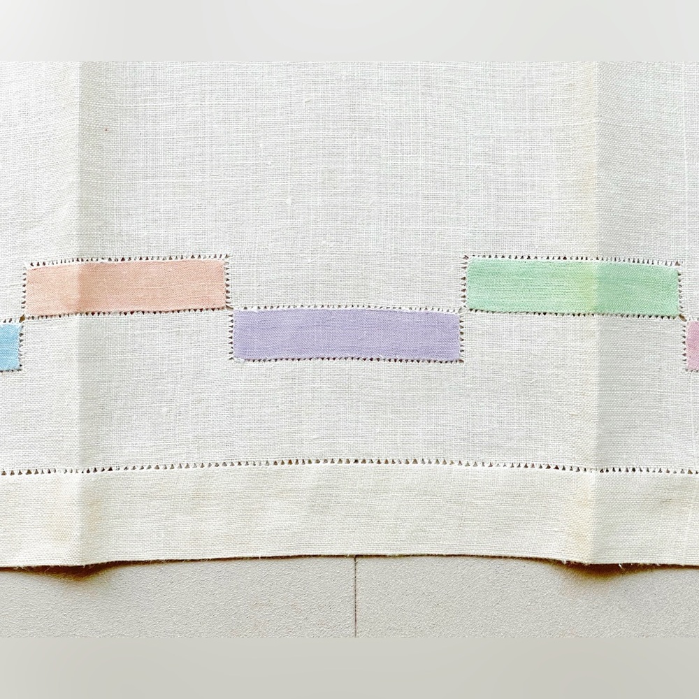 2 Vintage Geometric Small Linens - Picture 8 of 13